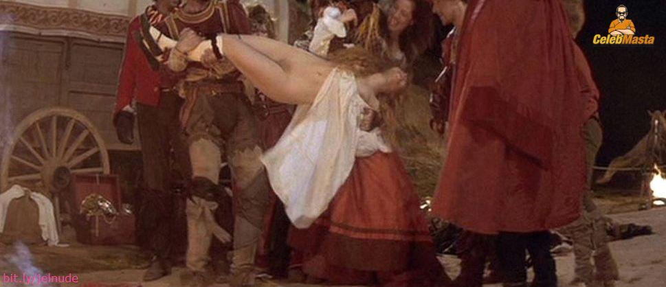 Jennifer Jason Leigh