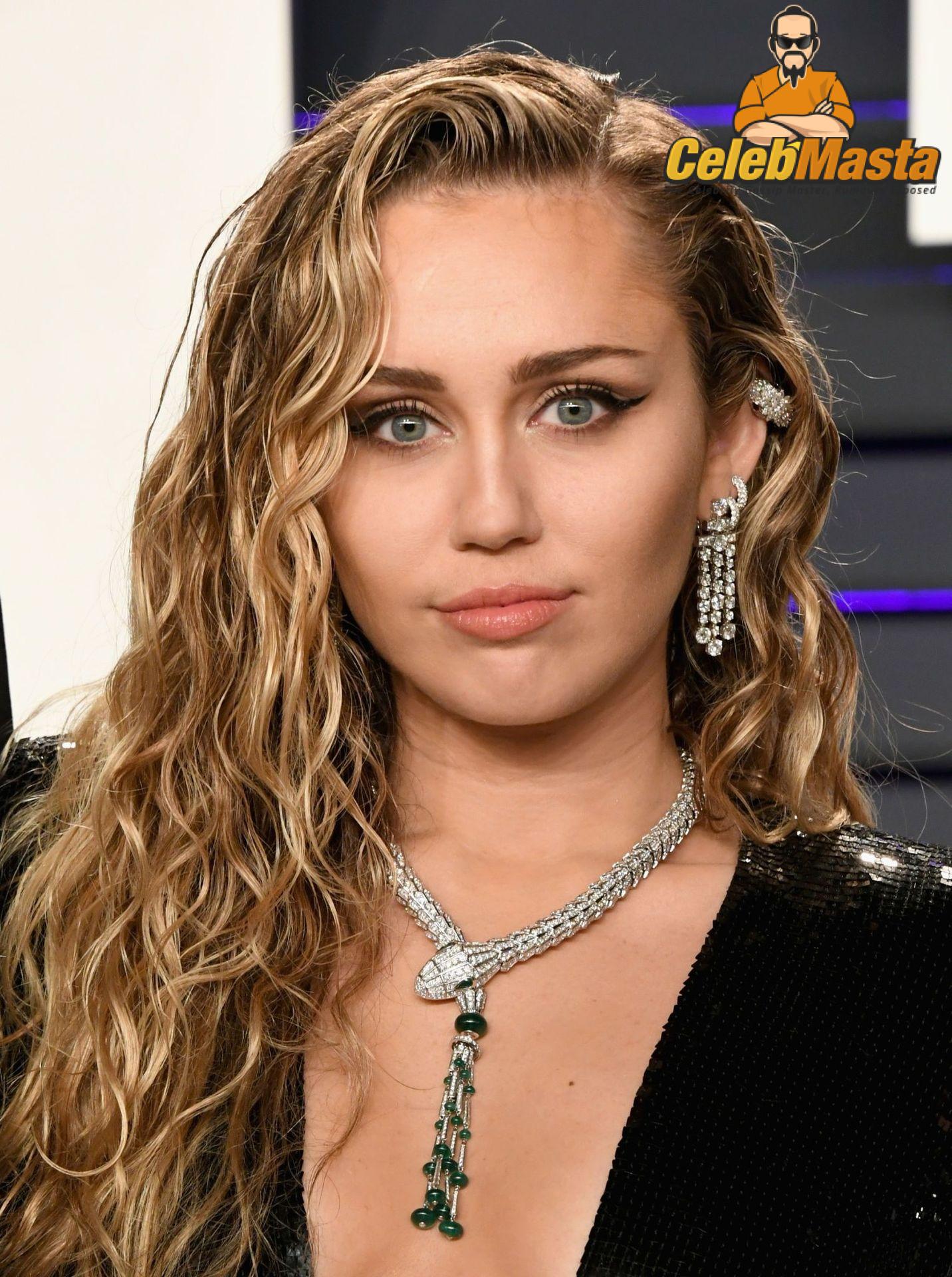 Miley Cyrus Sex Scene Videos and Nude Photos