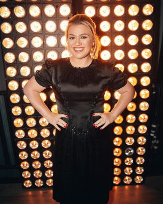 Kelly Clarkson Nude Photos & Videos
