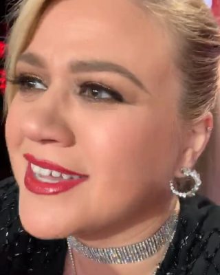 Kelly Clarkson Nude Photos & Videos