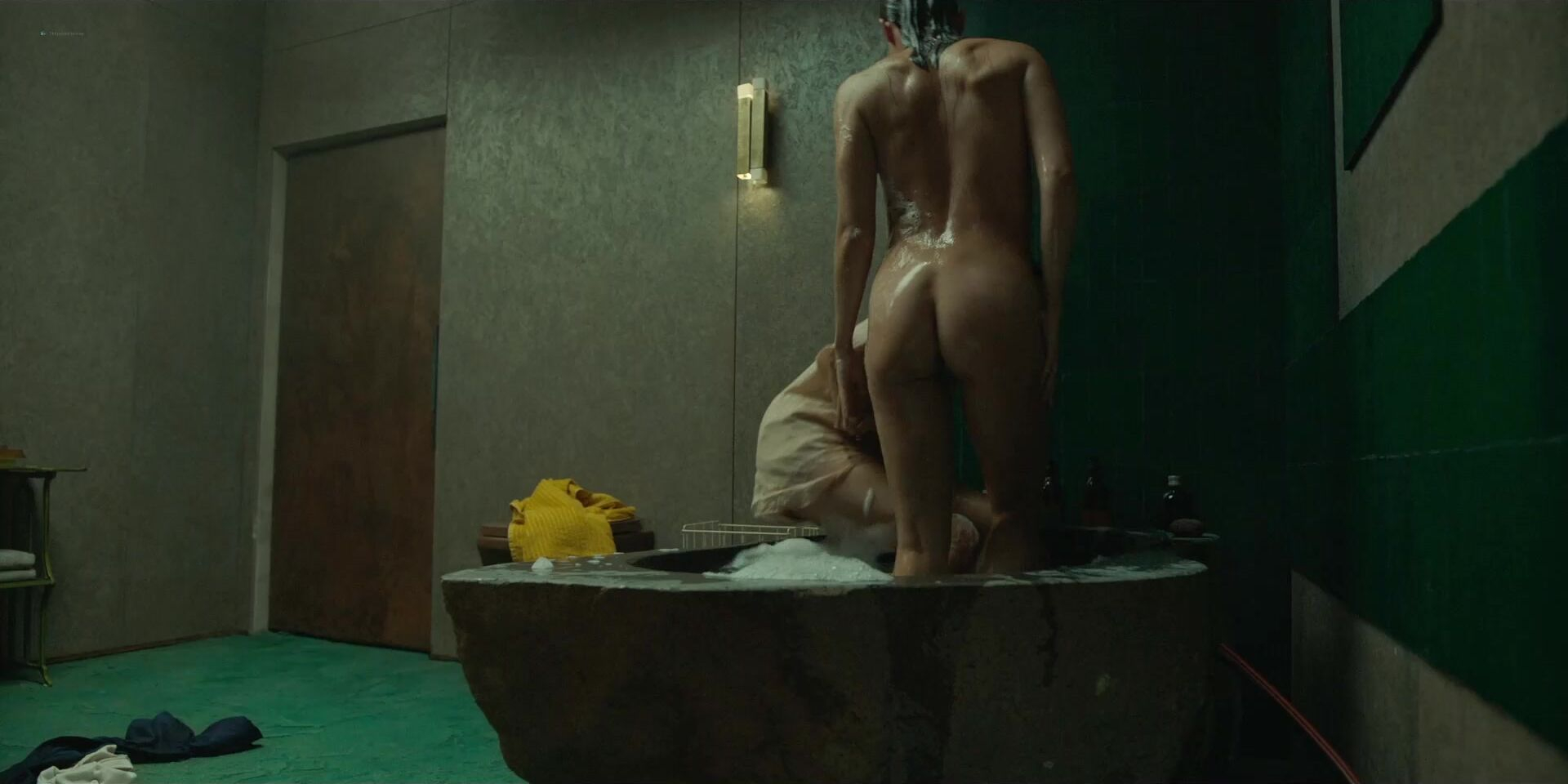 Elizabeth Olsen we ass crack in bath tub