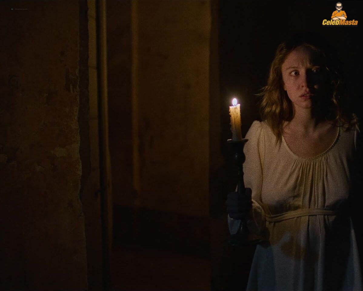 Sydney Sweeney nearly nude wardrobe malfunction. Sydney Sweeney daring stage look leaves little to imagination.