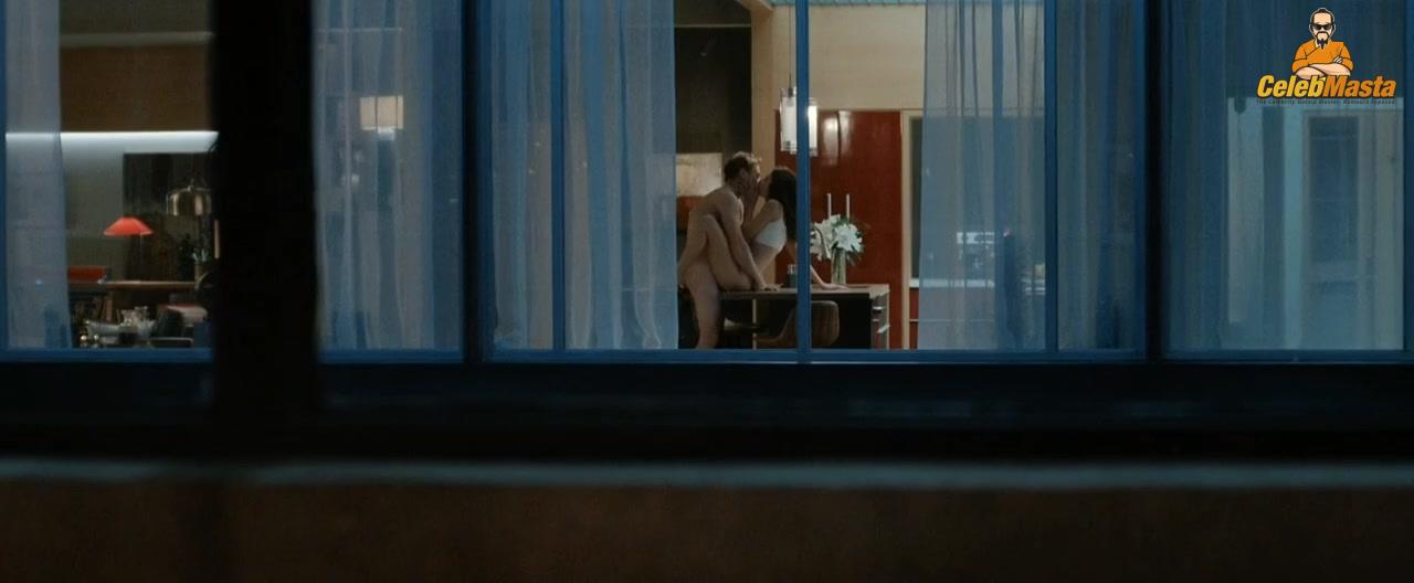 Sydney Sweeney nearly nude wardrobe malfunction. Sydney Sweeney daring stage look leaves little to imagination.