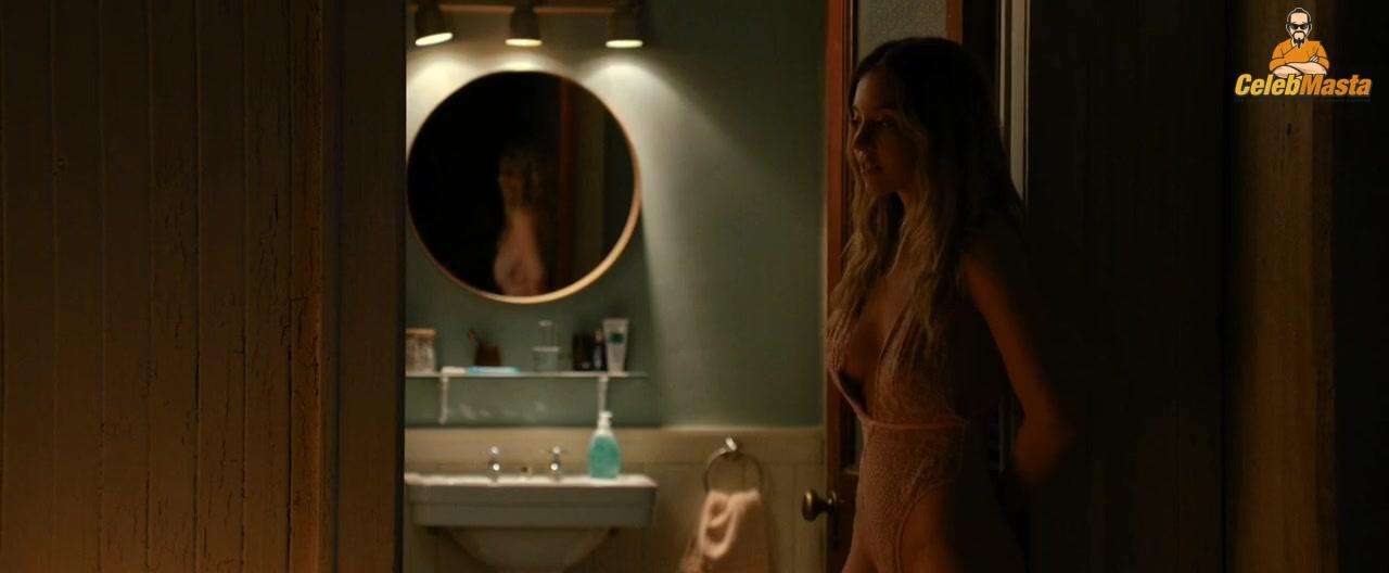 Sydney Sweeney nearly nude wardrobe malfunction. Sydney Sweeney daring stage look leaves little to imagination.