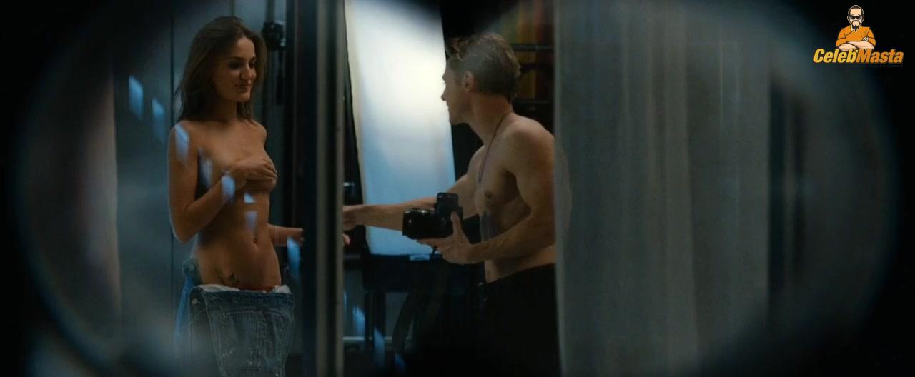 Sydney Sweeney nearly nude wardrobe malfunction. Sydney Sweeney daring stage look leaves little to imagination.