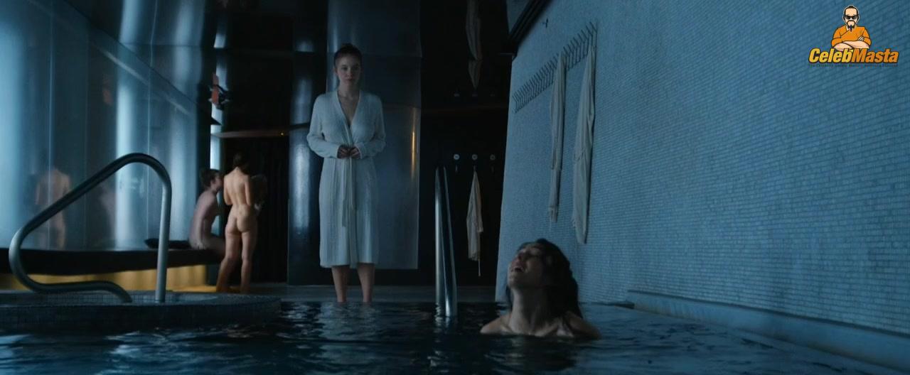 Sydney Sweeney nearly nude wardrobe malfunction. Sydney Sweeney daring stage look leaves little to imagination.