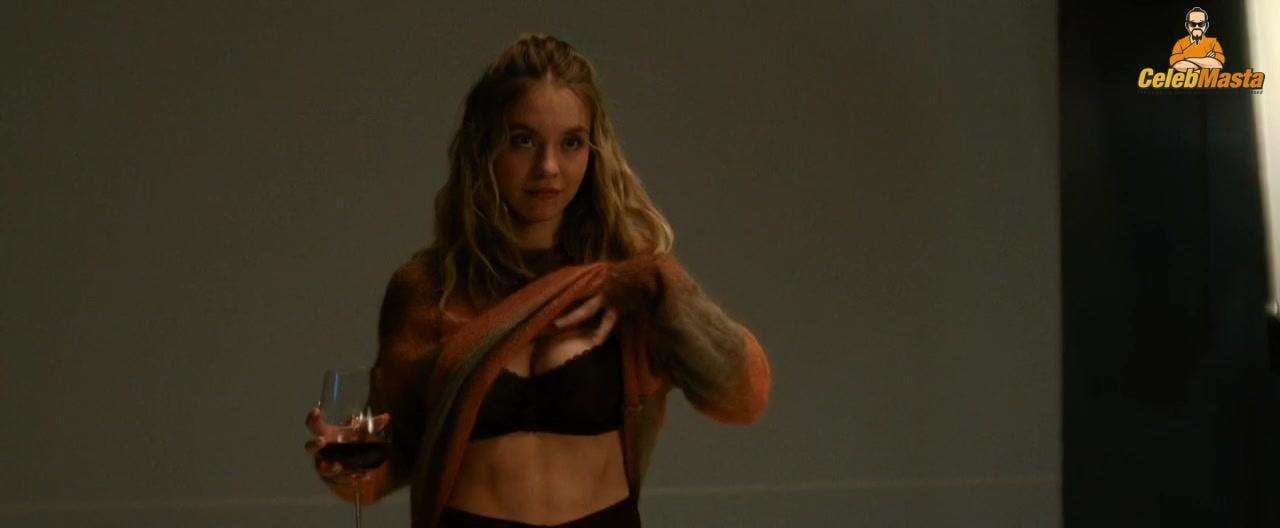 Sydney Sweeney nearly nude wardrobe malfunction. Sydney Sweeney daring stage look leaves little to imagination.