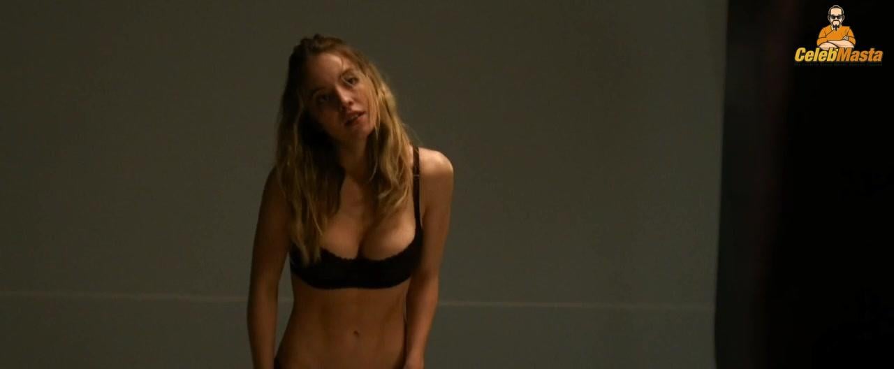 Sydney Sweeney nearly nude wardrobe malfunction. Sydney Sweeney daring stage look leaves little to imagination.