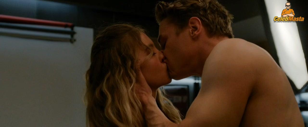 Sydney Sweeney nearly nude wardrobe malfunction. Sydney Sweeney daring stage look leaves little to imagination.