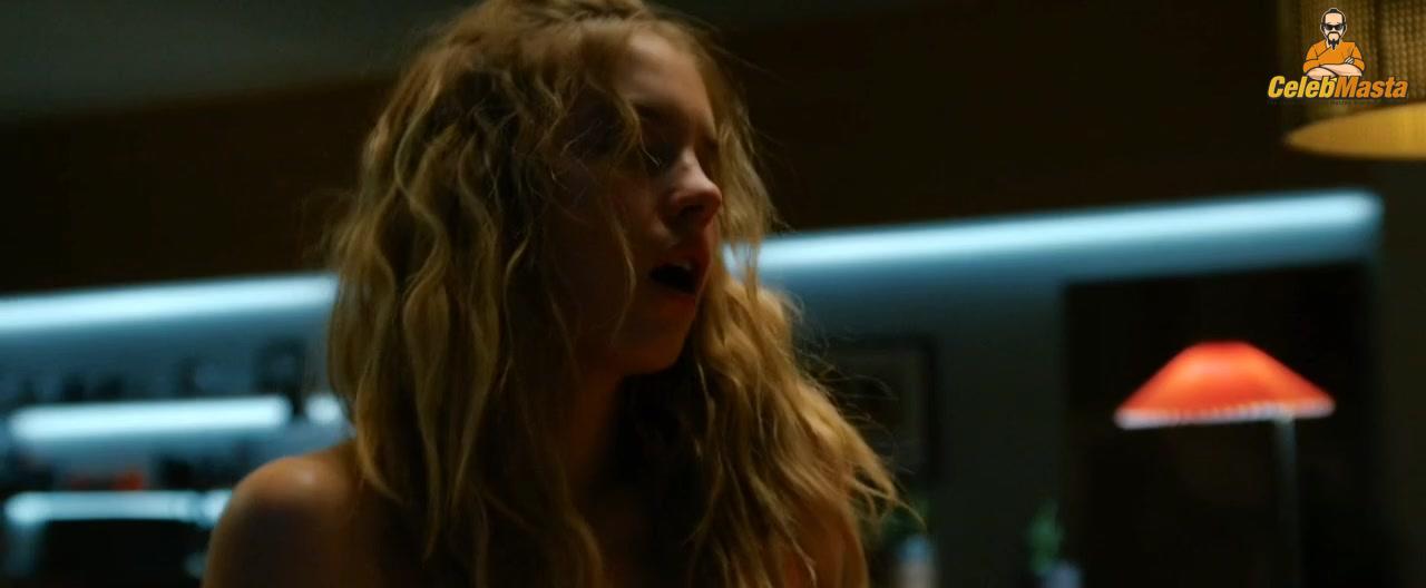 Sydney Sweeney nearly nude wardrobe malfunction. Sydney Sweeney daring stage look leaves little to imagination.