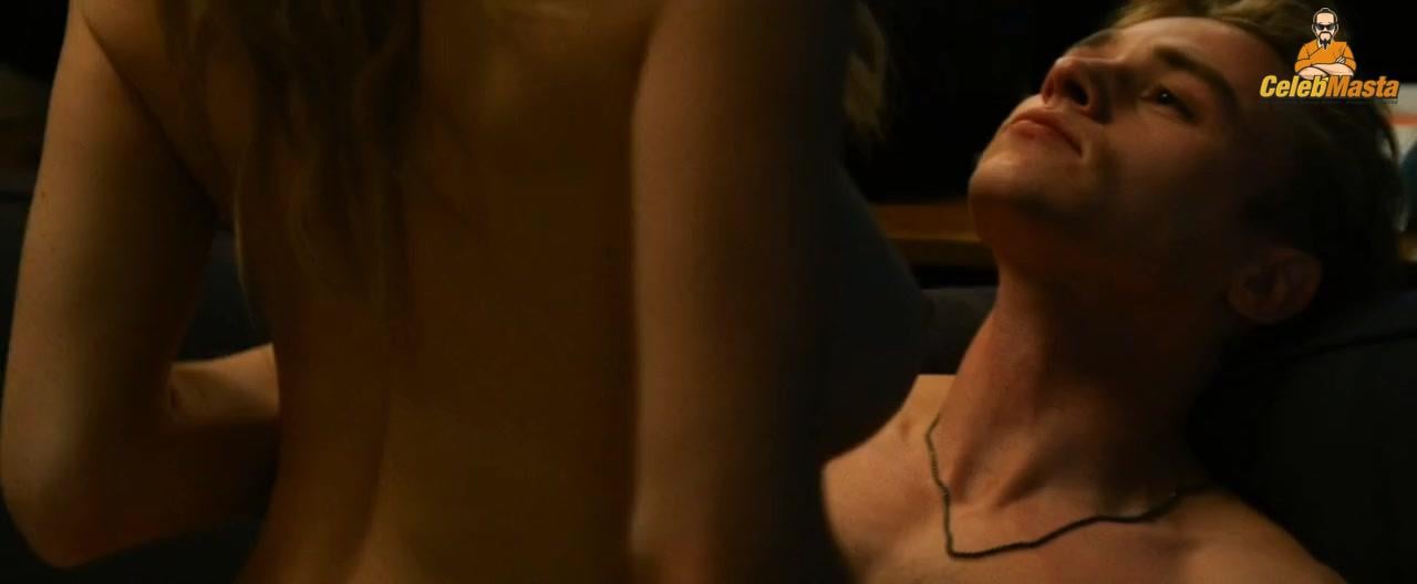 Sydney Sweeney nearly nude wardrobe malfunction. Sydney Sweeney daring stage look leaves little to imagination.