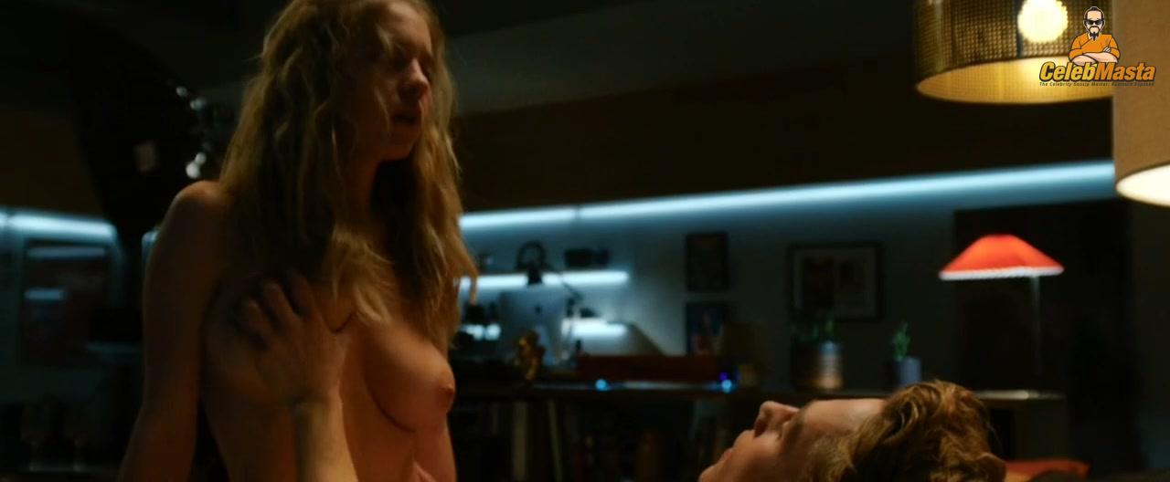 Sydney Sweeney nearly nude wardrobe malfunction. Sydney Sweeney daring stage look leaves little to imagination.