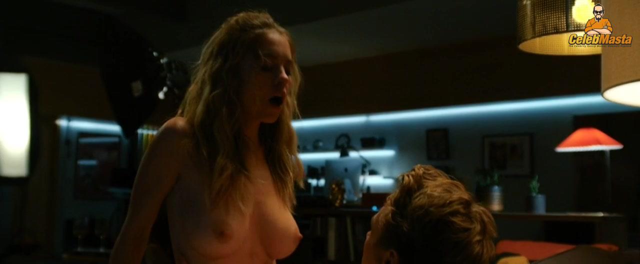 Sydney Sweeney nearly nude wardrobe malfunction. Sydney Sweeney daring stage look leaves little to imagination.
