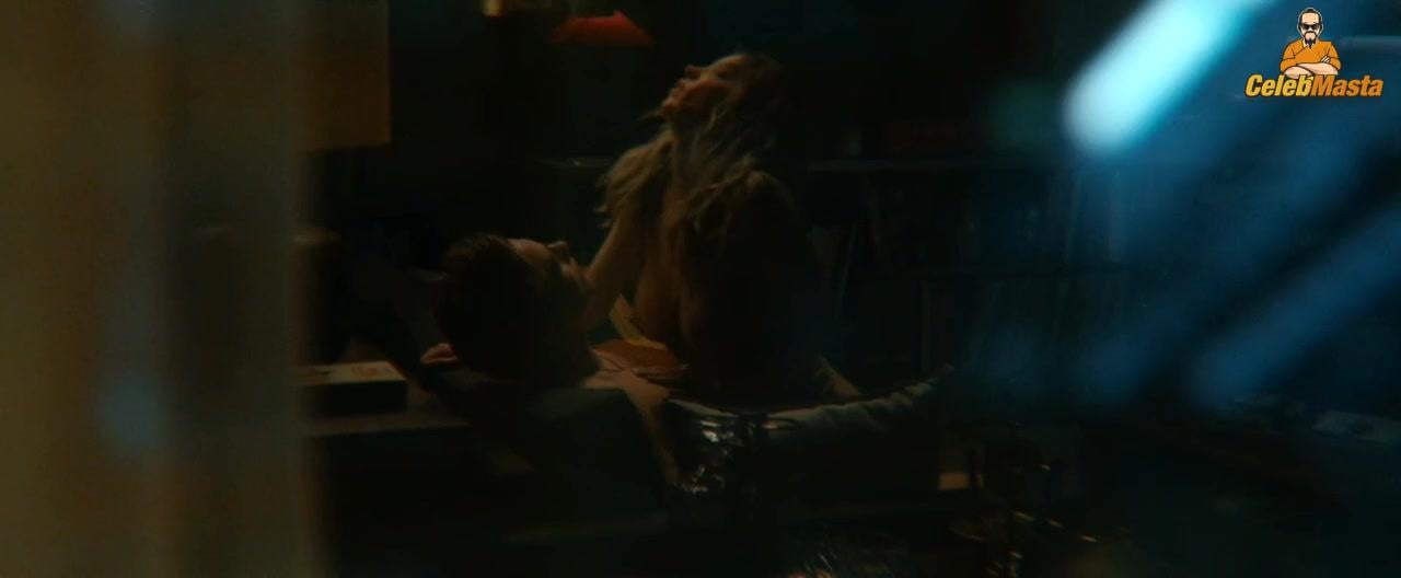 Sydney Sweeney nearly nude wardrobe malfunction. Sydney Sweeney daring stage look leaves little to imagination.