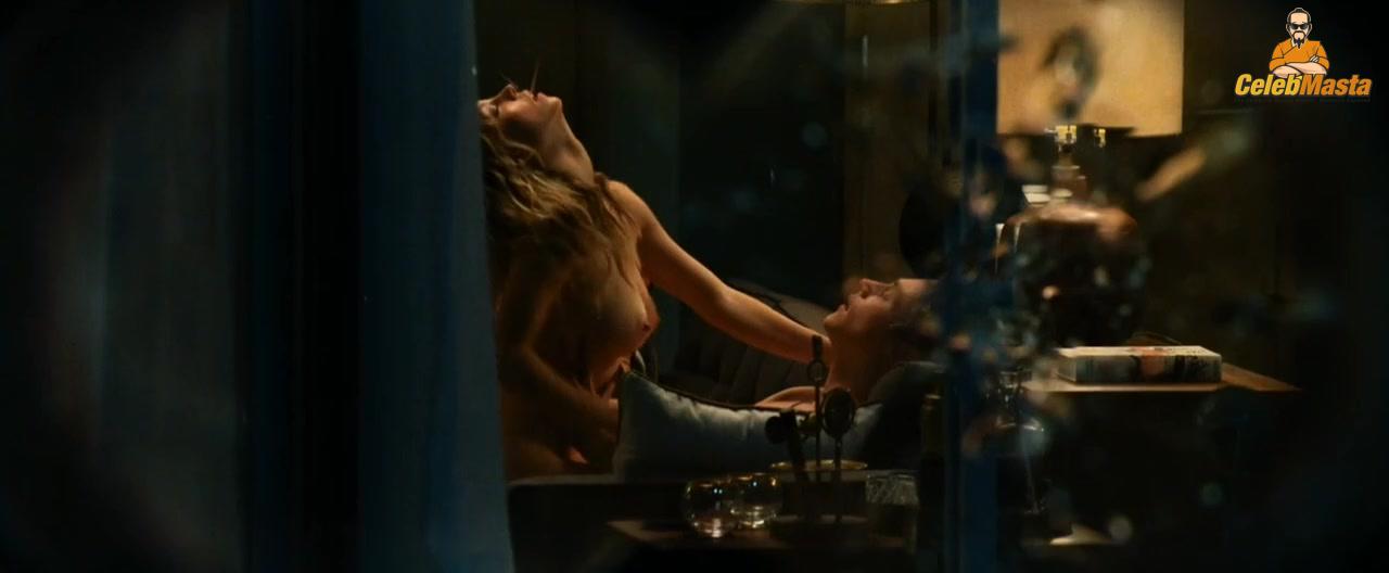Sydney Sweeney nearly nude wardrobe malfunction. Sydney Sweeney daring stage look leaves little to imagination.