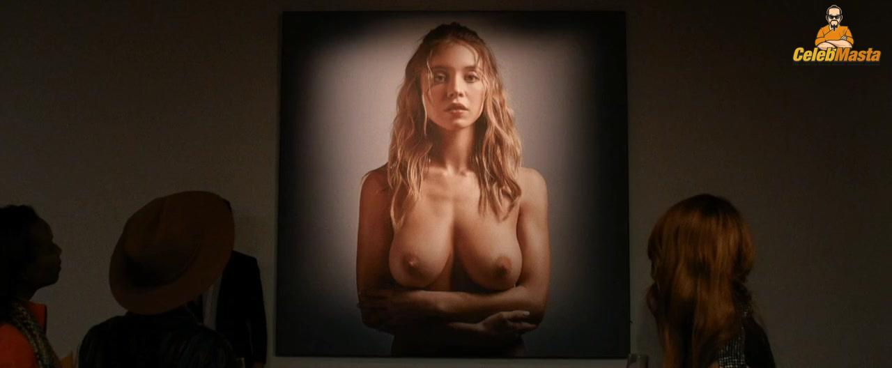 Sydney Sweeney nearly nude wardrobe malfunction. Sydney Sweeney daring stage look leaves little to imagination.