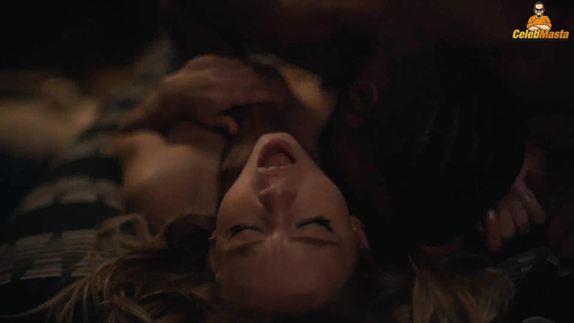 Sydney Sweeney nearly nude wardrobe malfunction. Sydney Sweeney daring stage look leaves little to imagination.