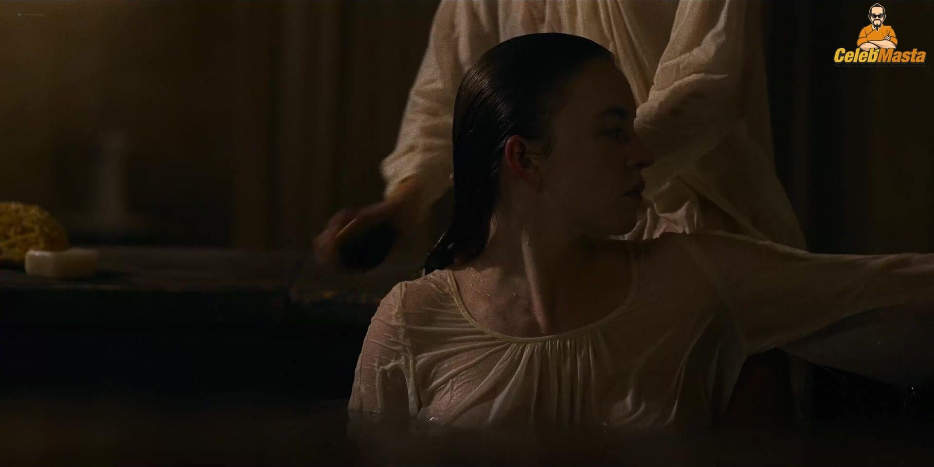 Sydney Sweeney nearly nude wardrobe malfunction. Sydney Sweeney daring stage look leaves little to imagination.